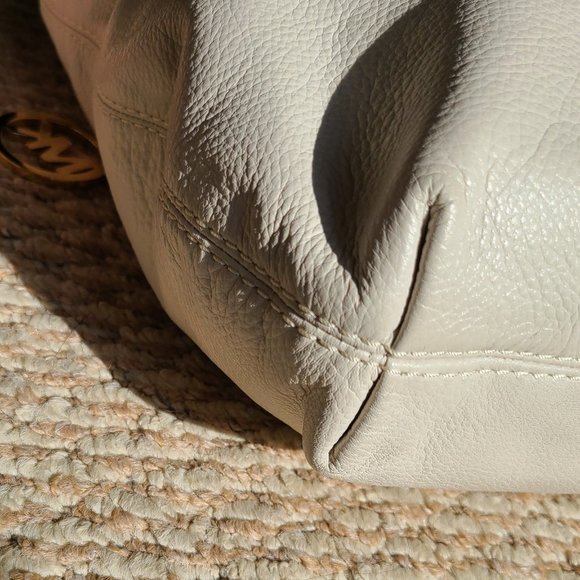 **SOLD** LIKE NEW "MICHAEL KORS" LEATHER TOTE BAG - Picture 5 of 8